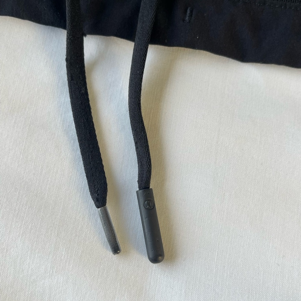 Lululemon Catch a Breeze Black Cropped Pullover Hoodie Fits like Women’s Size 2 - Picture 14 of 14